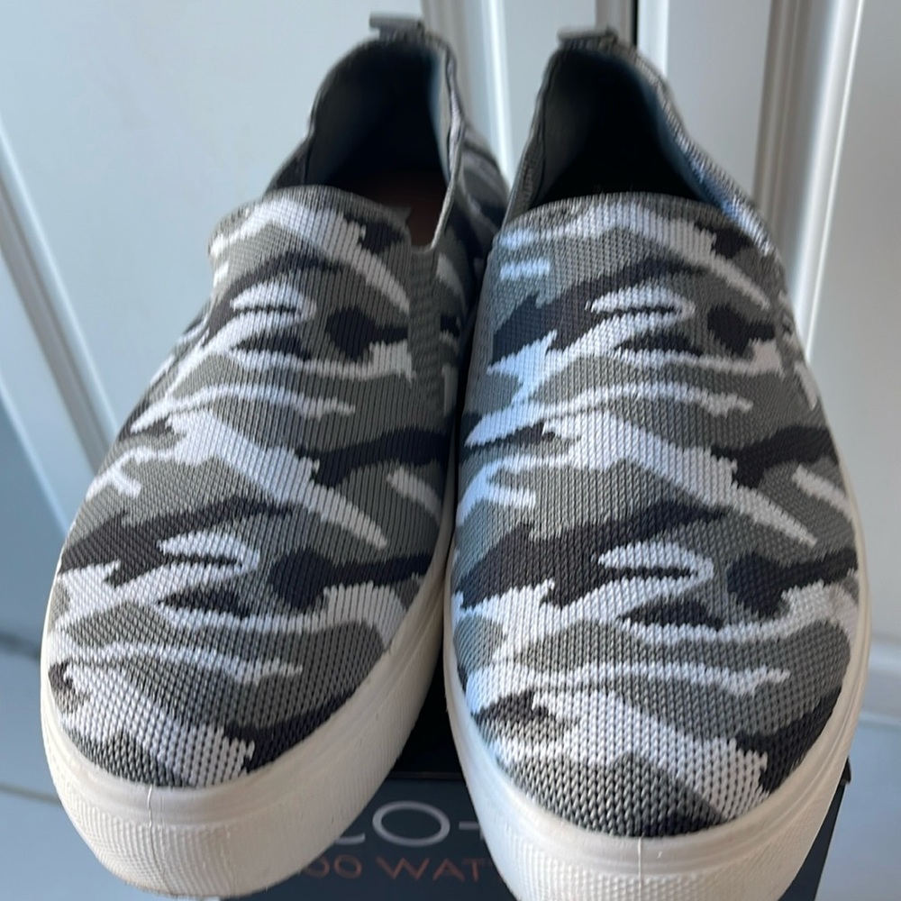 Steve madden camouflage gray and white slip on size 8 1/2